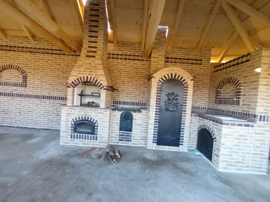 Bucătărie de vară din cărămidă bicoloră