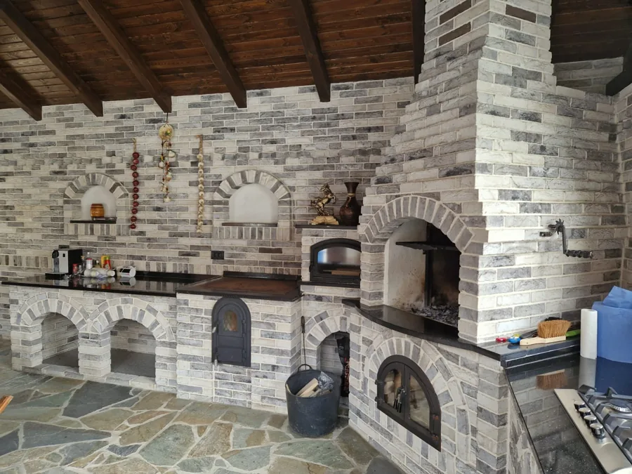 Bucătărie de vară din piatră decorativă cu cuptor
